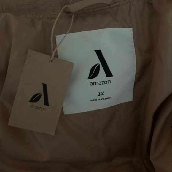 Amazon Essentials Womens Relaxed-Fit Recycled Polyester Padded Bomber Jacket - Picture 4 of 4